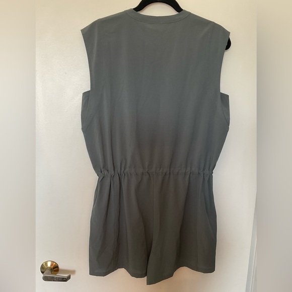 C&C California Olive Green Short Romper in Size Medium - Picture 4 of 8